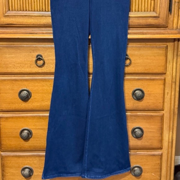 Good American Blue Flare & Wide Leg Jeans - Picture 4 of 4
